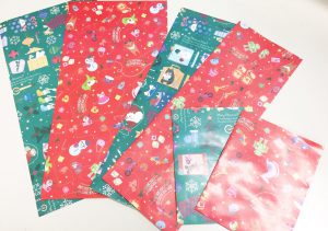 包装紙から小袋の画像